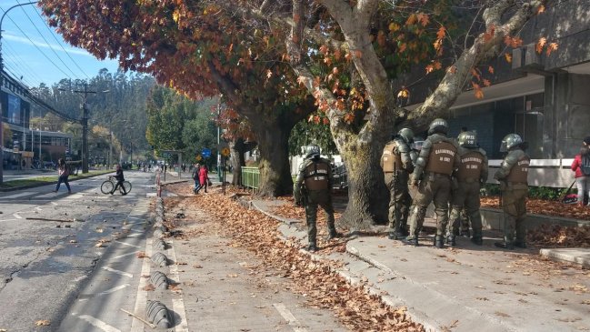 Dos carabineros fueron atacados con bombas molotov en Concepción