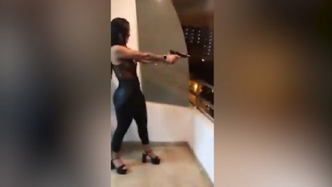 Una joven de 19 años disparó desde un balcón provocando pánico e indignación