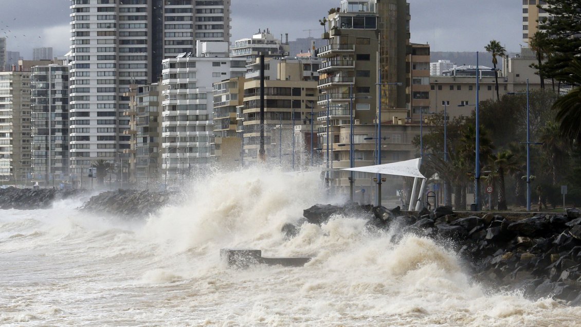 Marejadas con olas de hasta cuatro metros afectarán desde Arica hasta Aysén