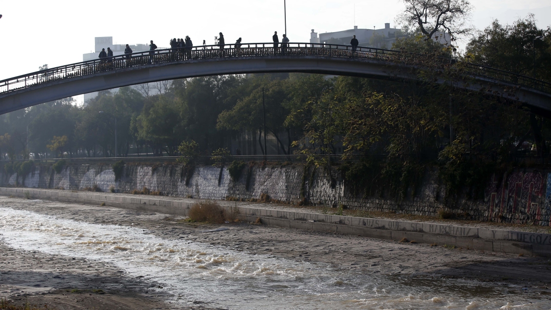 PDI investiga hallazgo de cadáver en el lecho del río Mapocho