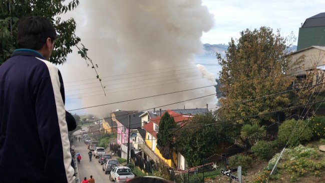 Marinos de Castro ayudaron a controlar incendio que afectó a hostería