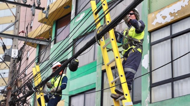 Inician retiro de cableado en desuso desde los postes del tendido eléctrico en Antofagasta