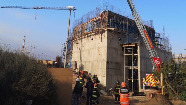 Grúa cayó sobre trabajador de construcción en Concón