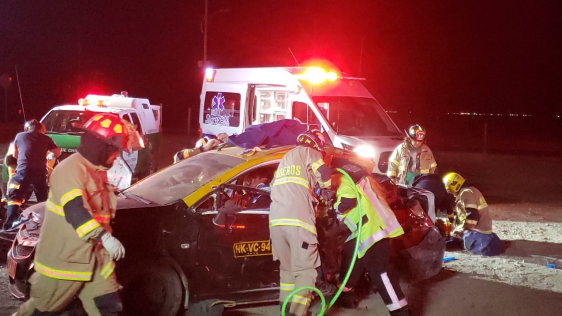 Dos muertos dejó choque entre bus y taxi en la Ruta 5 Norte