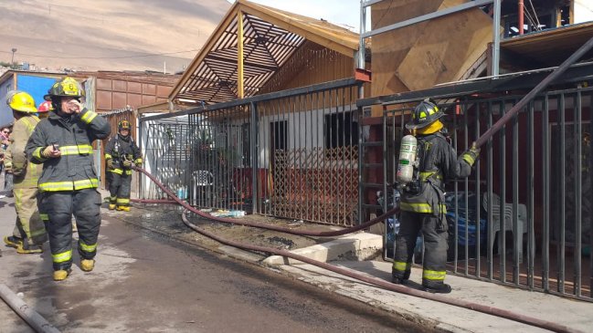 Incendio de dos casas dejó tres damnificados en Iquique