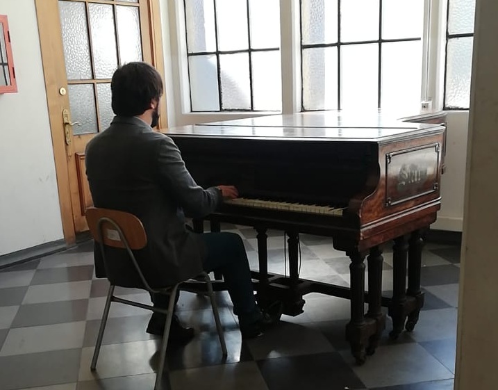 Alcalde de Valparaíso sorprende cantando e interpretando en piano a The Beatles