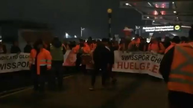 Encargados de equipajes en el Aeropuerto de Santiago iniciaron huelga