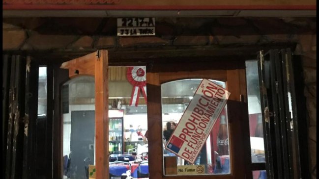 Por baratas, fecas de ratón y filtraciones prohíben funcionamiento a restorán en Calama