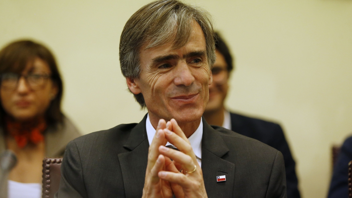 Valente desdramatiza fluctuación de precios de las bencinas: Los chilenos entienden y aceptan esta realidad