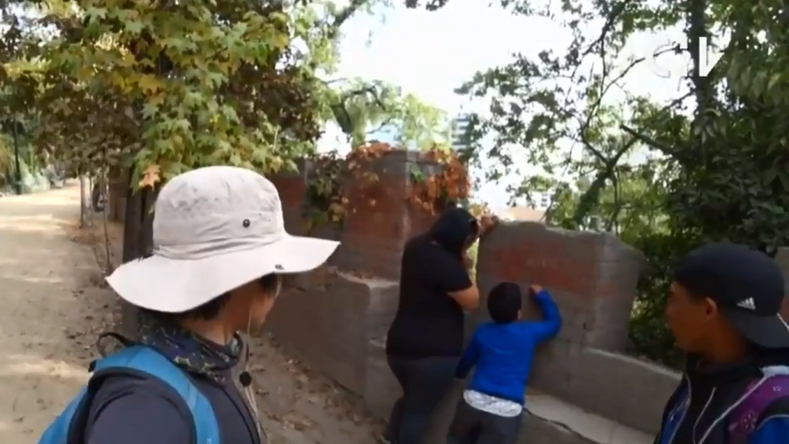 Turista coreano increpó a chilenos por rayar Cerro Santa Lucía