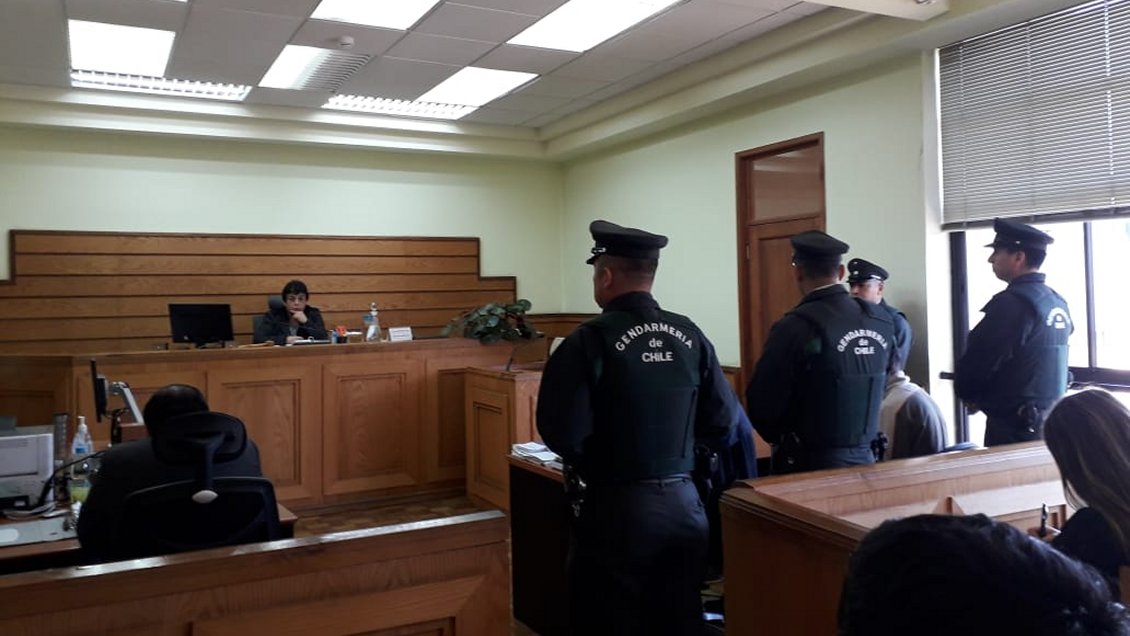 Menores acusados de asesinar a dueño de casa quedan tras las rejas