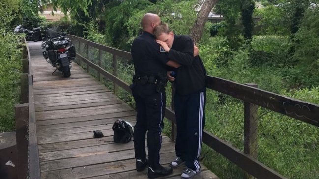 El abrazo de un policía a un hombre con autismo extraviado que emocionó en redes