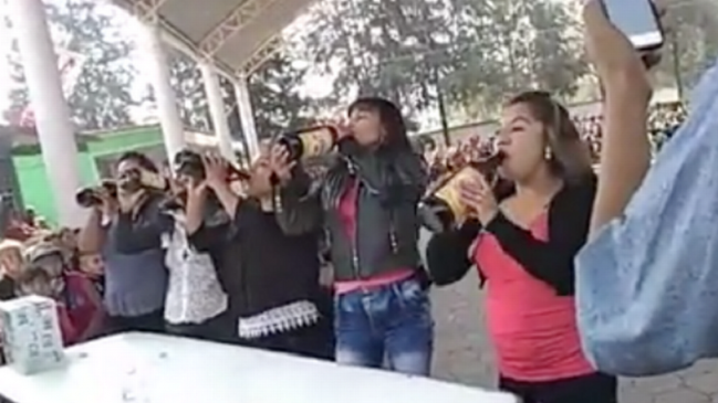 Colegio realizó torneo de beber cerveza para el Día de la Madre con una licuadora como premio
