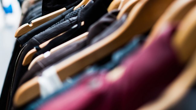 Incautan más de 900 prendas falsificadas de una galería comercial en Santiago