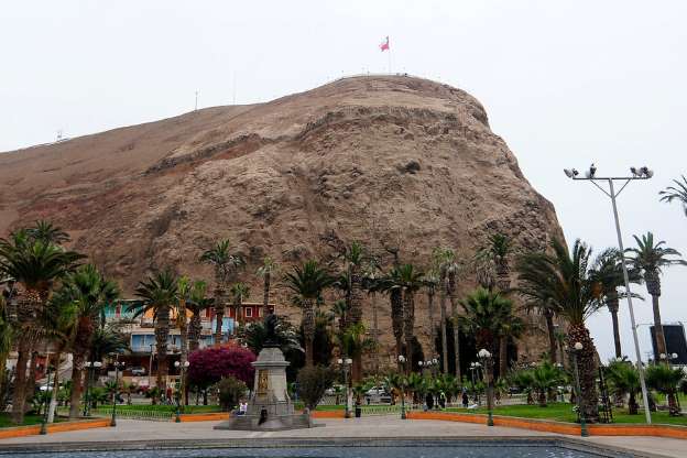 Parlamentarios por Arica buscan reactivar lanzamiento de fuegos artificiales desde la cima del Morro