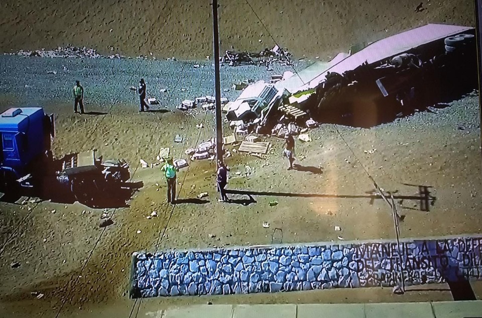 Camión frigorífico volcó en ruta entre Iquique y Alto Hospicio