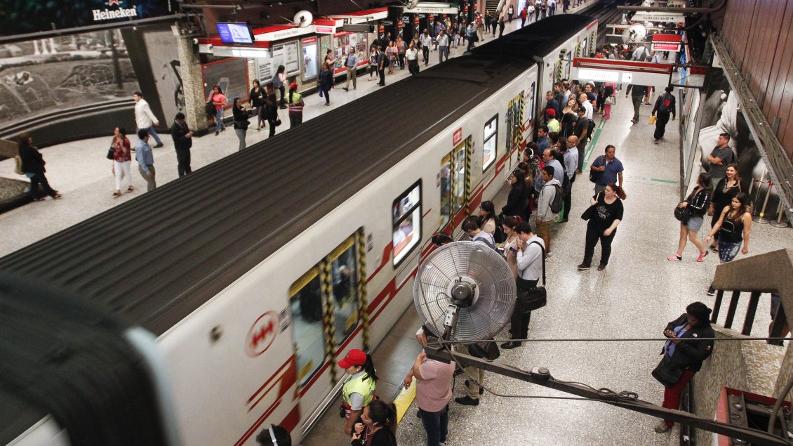 Metro presenta retraso en frecuencia en plena hora punta
