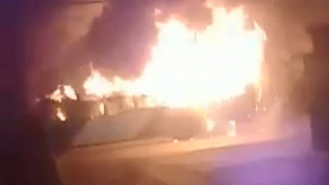 Desconocidos quemaron bus del Transantiago en Villa Francia