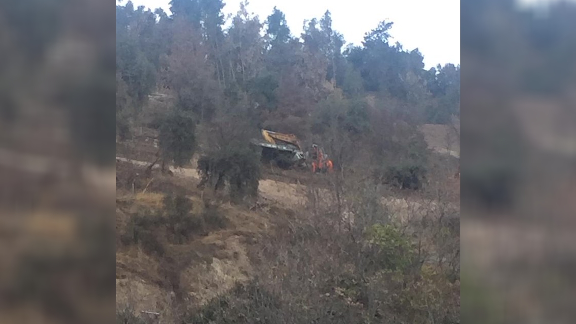 Camión desbarrancó en el Cerro San Cristóbal: Chofer salió eyectado