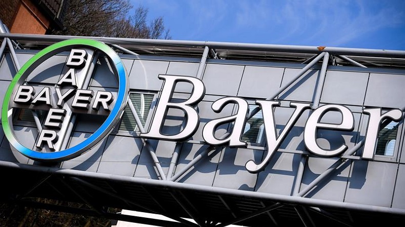 Bayer debe pagar 2.000 millones de dólares a pareja con cáncer que usaba herbicida de Monsanto