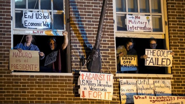 EEUU ordenó a activistas que apoyan a Maduro desalojar embajada de Venezuela