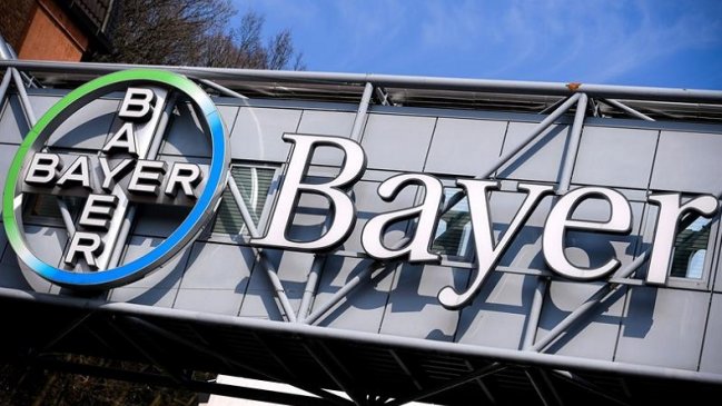 Bayer debe pagar 2.000 millones de dólares a pareja con cáncer que usaba herbicida de Monsanto