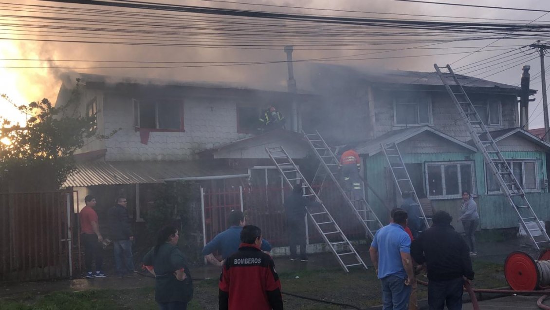 Incendio destruyó cuatro viviendas en sector alto de Puerto Montt