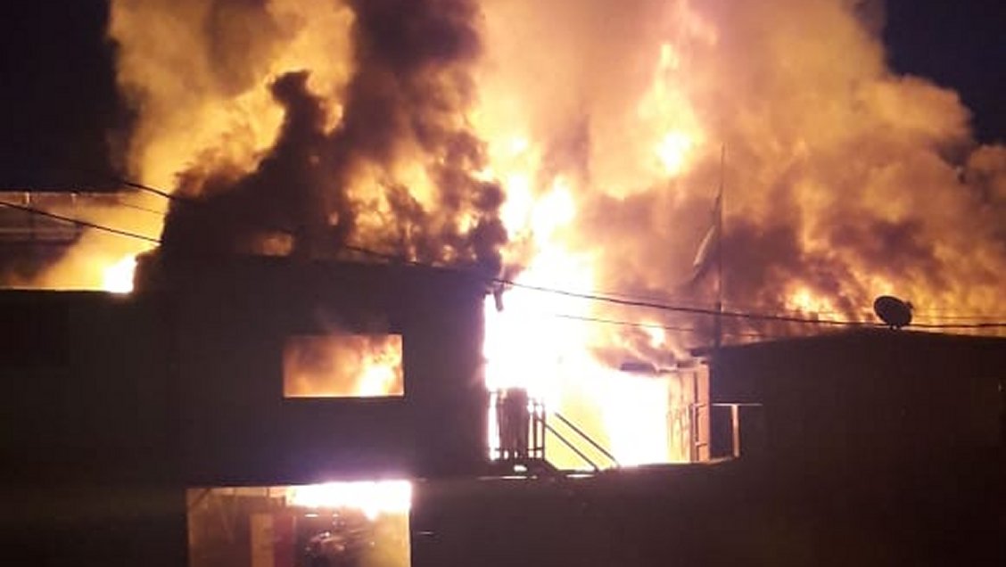 Incendio consumió al menos cinco casas en Iquique