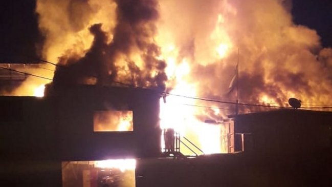 Incendio consumió al menos cinco casas en Iquique