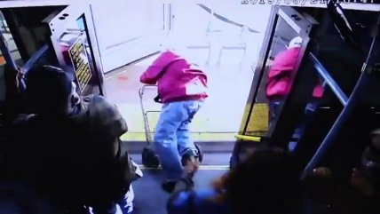Mujer empujó en un bus a anciano y el hombre murió