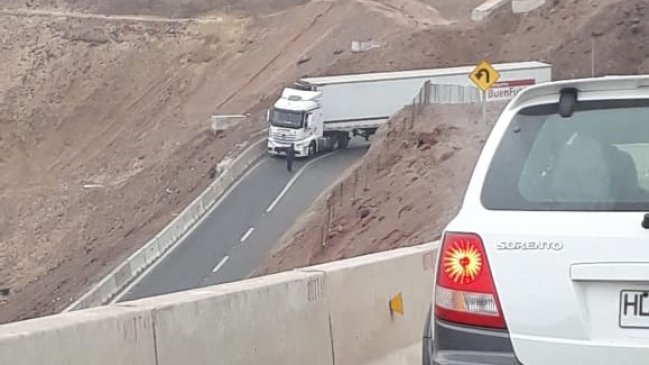 De nuevo un camión quedó atrapado en el zig zag de la ruta Alto Hospicio-Iquique