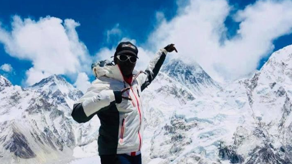 Saray Khumalo, la primera mujer negra africana en coronar el Everest