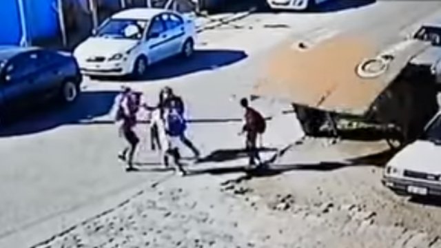 Paradero que golpeó en la cabeza a un niño se desplomó por acción vandálica