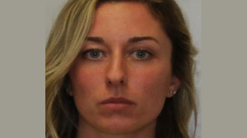 Acusan a profesora de abusar de menor y enviarle fotos desnuda por Snapchat