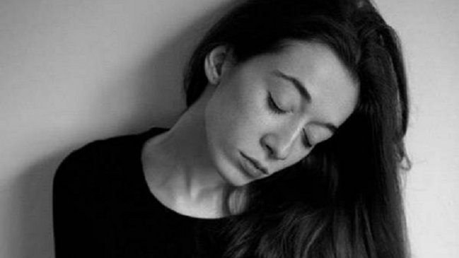 Una joven periodista murió tras caer desde la ventana de un edificio