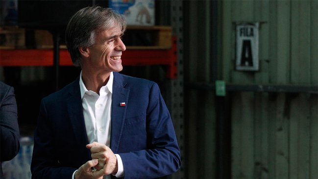 Ministro Valente defendió viaje de su hijo en gira oficial: 