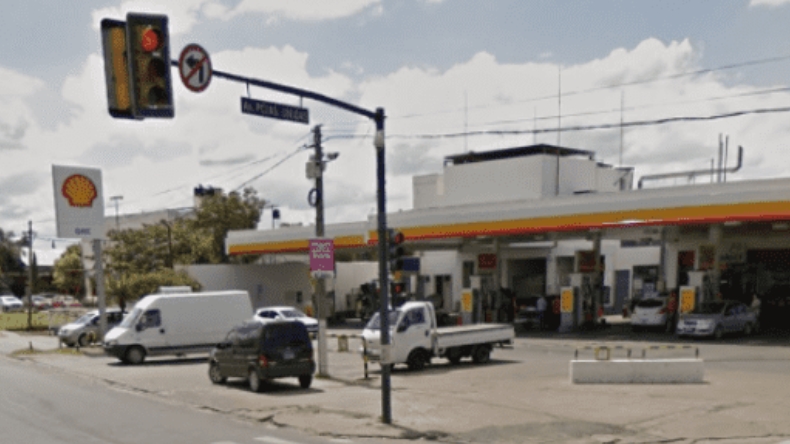 Pareja fue acusada de tener sexo en una bencinera y fue detenida