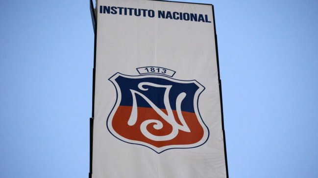 Revisión de mochilas en Instituto Nacional: Incautan botellas, mechas y parafina