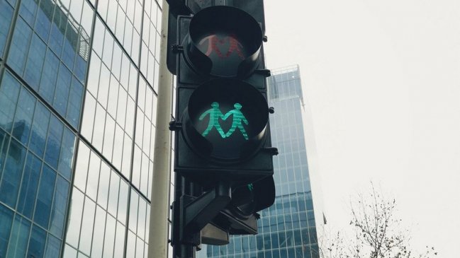 Las Condes intervino cruce peatonal con señalética de parejas del mismo sexo