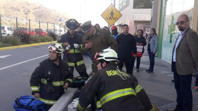 Hombre apuñalado llegó a un mall pidiendo ayuda y se desvaneció
