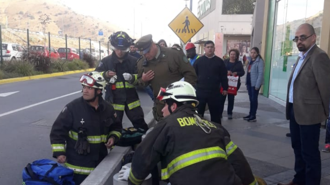 Hombre apuñalado llegó a un mall pidiendo ayuda y se desvaneció