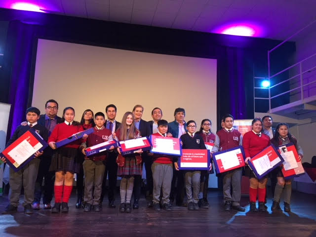 Escolares recibieron computadores de programas de becas del Mineduc