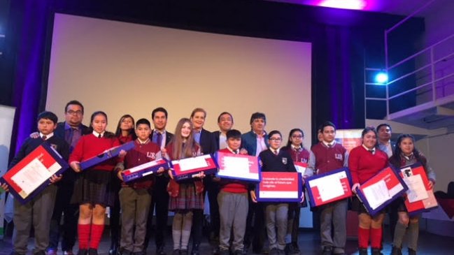 Escolares recibieron computadores de programas de becas del Mineduc