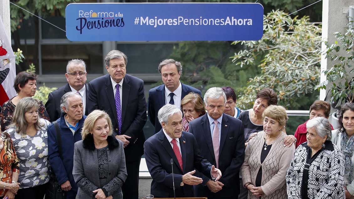 Encuesta Cadem: El 53% rechaza la reforma de pensiones de Piñera