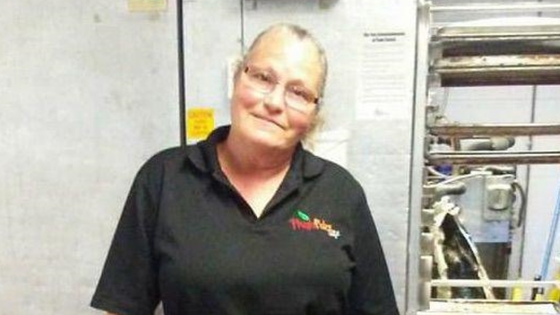 Mujer fue despedida por darle comida a estudiante que no podía pagar