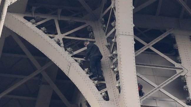 Escalador intruso obligó a cerrar la Torre Eiffel