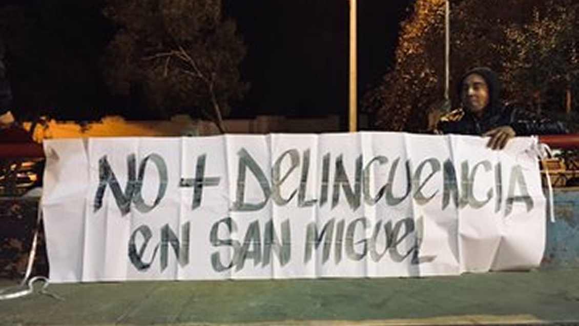 Vecinos de San Miguel se manifiestan tras muerte del dueño de una botillería