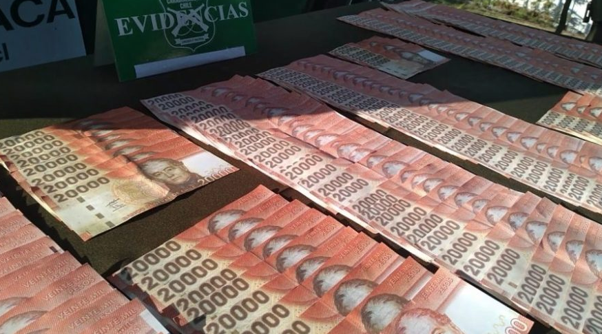 Falsificador amateur fue descubierto por dejar el mismo número de serie a los billetes