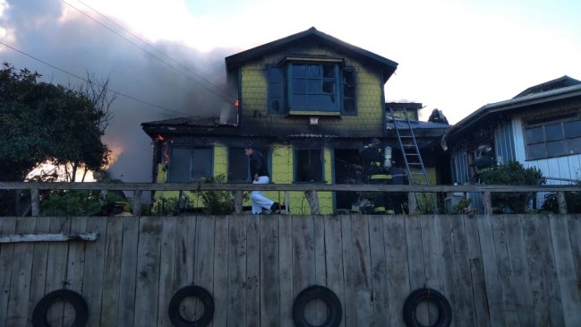 Casa habitada por dos adultos mayores quedó destruida tras incendiarse