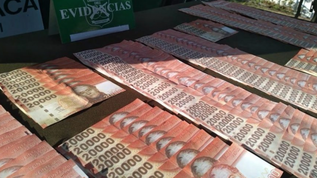 Falsificador amateur fue descubierto por dejar el mismo número de serie a los billetes